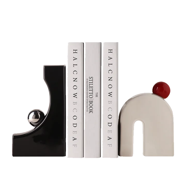Книжные полки с художественным декором